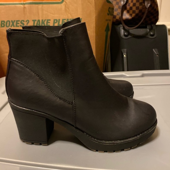 Chelsea Boot - Picture 1 of 6